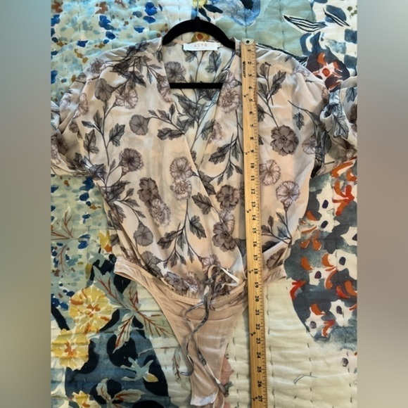 ASTR THE LABEL S Willow Floral Print Crossover Bodysuit - Picture 13 of 16